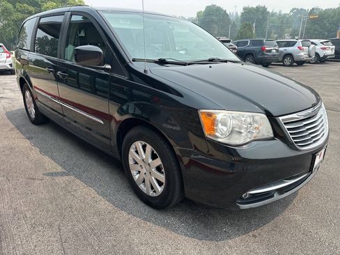 Used 2014 Chrysler Town & Country Touring FWD image 6