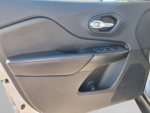 Used 2019 Jeep Cherokee Trailhawk image 32