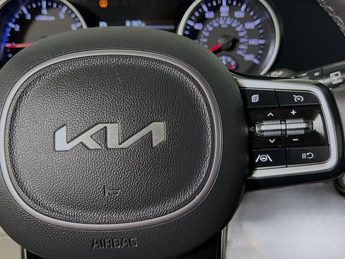 Used 2024 Kia Carnival LX FWD image 20