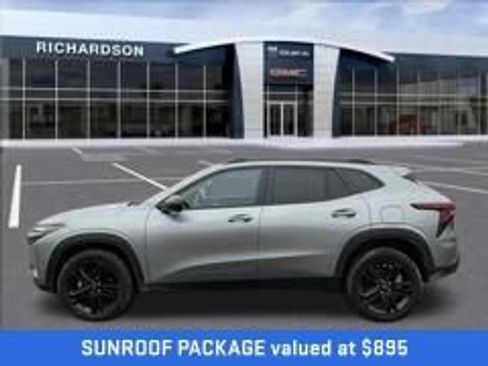 Used 2025 Chevrolet Trax ACTIV w/ Sunroof Package FWD image 2