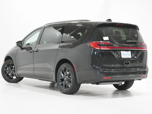 Used 2024 Chrysler Pacifica Limited w/ S Appearance Package image 5