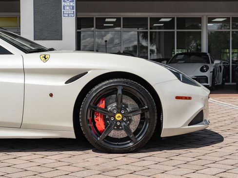 Used 2015 Ferrari California T image 25