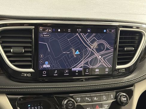 Used 2023 Chrysler Pacifica Limited image 20