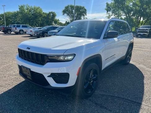 Used 2022 Jeep Grand Cherokee Altitude AWD/4WD image 4