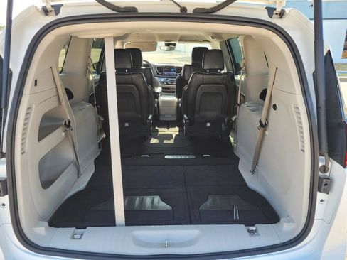 Used 2024 Chrysler Pacifica Touring-L FWD image 11