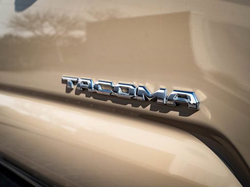 Used 2017 Toyota Tacoma TRD Sport image 16