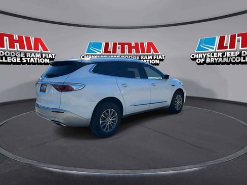 Used 2024 Buick Enclave Essence image 8