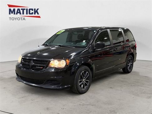 Used 2017 Dodge Grand Caravan SE image 3