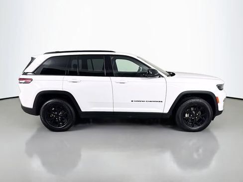 Used 2025 Jeep Grand Cherokee Altitude AWD/4WD image 5