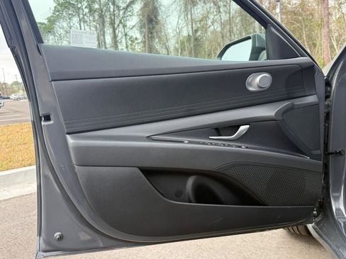 Used 2025 Hyundai Elantra SE image 3