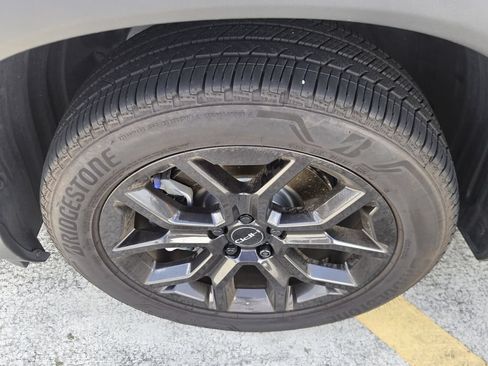 Used 2025 Honda Pilot Touring image 5