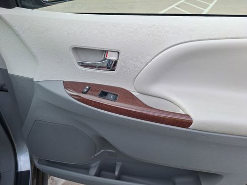 Used 2014 Toyota Sienna XLE image 36