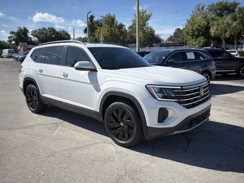 Used 2024 Volkswagen Atlas SE w/ Panoramic Sunroof Package FWD image 2