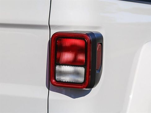 Used 2023 Jeep Gladiator Willys image 16