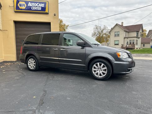 Used 2016 Chrysler Town & Country Touring w/ Driver Convenience Group image 5