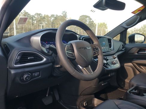 Used 2025 Chrysler Pacifica Select image 15