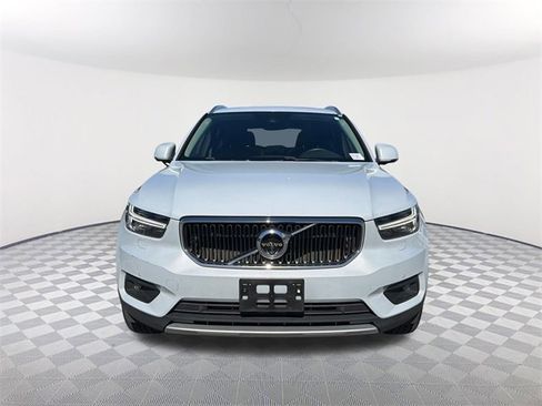 Used 2021 Volvo XC40 T4 Momentum image 2