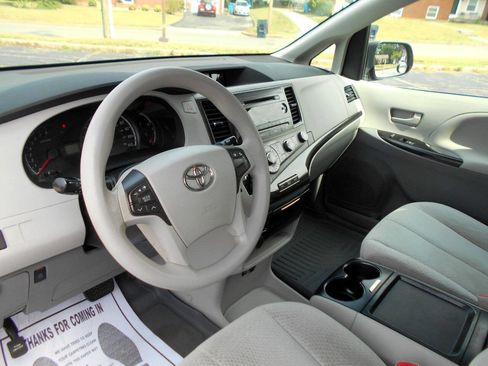 Used 2011 Toyota Sienna LE w/ Towing Pkg FWD image 11