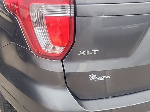 Used 2017 Ford Explorer XLT w/ XLT Appearance Package AWD/4WD image 4