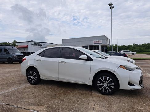 Used 2018 Toyota Corolla LE FWD image 3