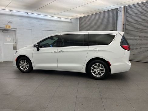 New 2026 Chrysler Pacifica Select image 5