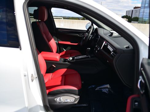 Used 2026 Porsche Macan image 21