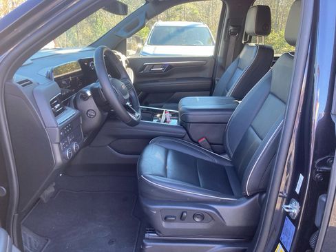 Used 2025 Chevrolet Suburban Premier image 6