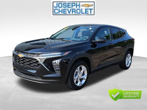 Used 2024 Chevrolet Trax LS w/ LS Convenience Package FWD image 2