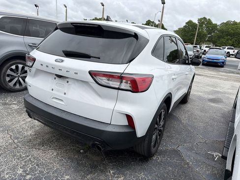 Used 2022 Ford Escape SE w/ SE Sport Appearance Package image 6