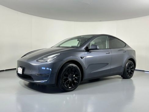 Used 2023 Tesla Model Y Long Range image 3
