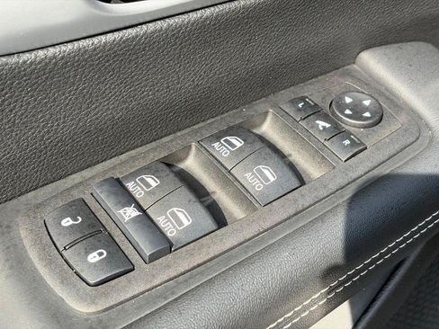 Used 2025 Chrysler Pacifica Limited FWD image 24