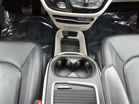 Used 2024 Chrysler Pacifica Touring-L image 20