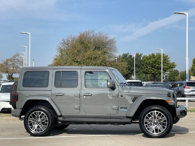 Used 2022 Jeep Wrangler Unlimited Sahara AWD/4WD image 3