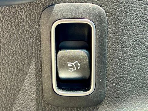 Certified 2023 Mercedes-Benz GLB 250 4MATIC image 33