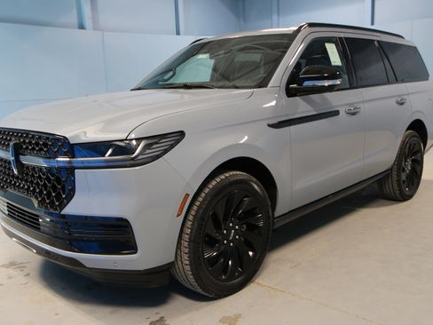 New 2026 Lincoln Navigator Reserve AWD/4WD image 26
