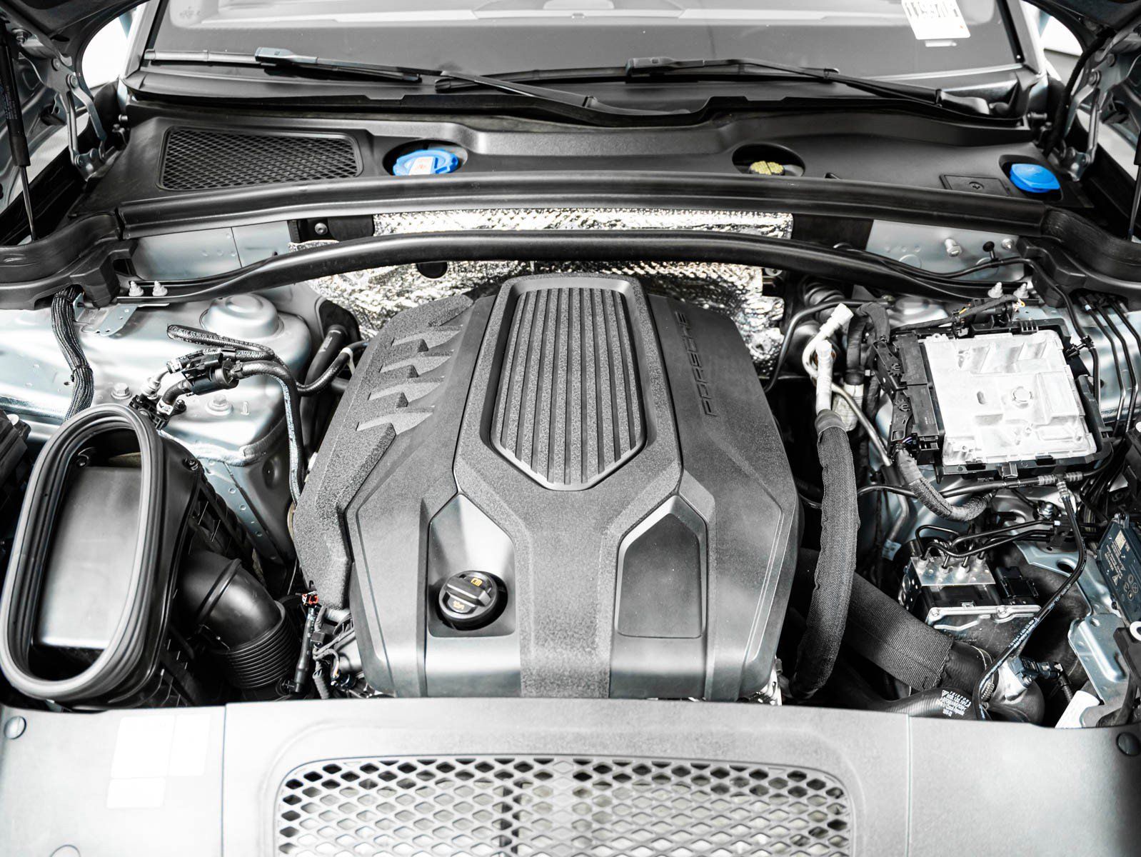 Certified 2023 Porsche Macan AWD/4WD image 12