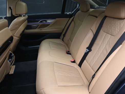 Used 2020 BMW 740i w/ Premium Package image 10