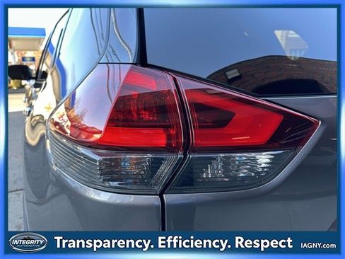 Used 2018 Nissan Rogue SV w/ Sun & Sound Touring Package image 11