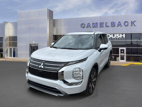 Used 2025 Mitsubishi Outlander SE FWD image 2