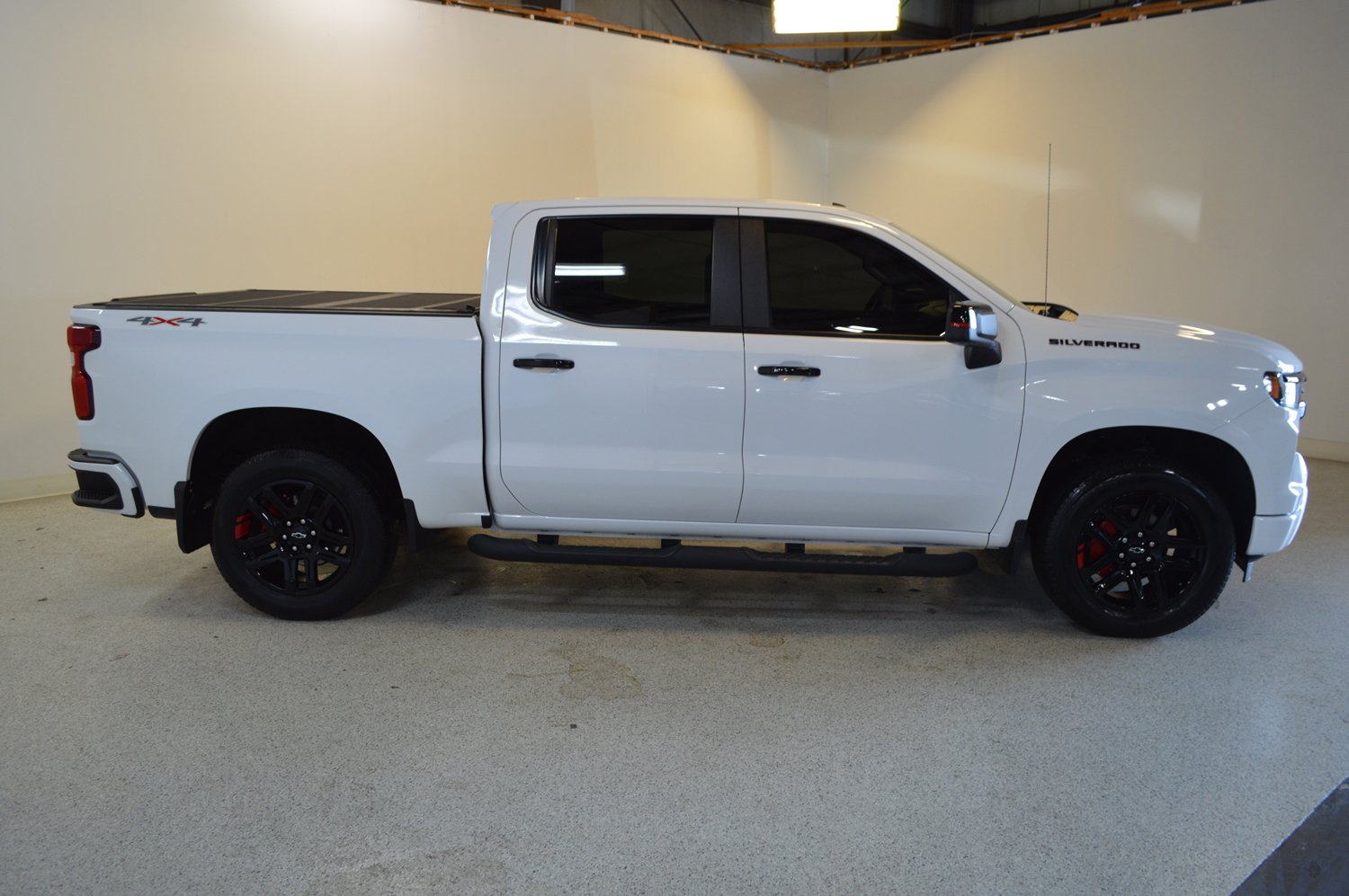 Used 2023 Chevrolet Silverado 1500 RST w/ Redline Edition AWD/4WD image 2
