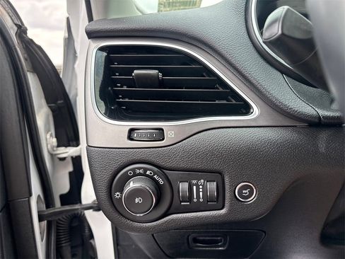 Used 2020 Jeep Cherokee Limited image 21