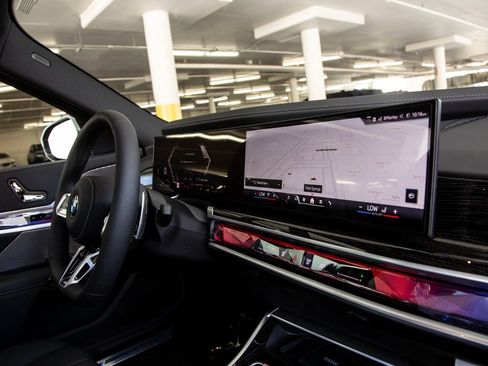 Certified 2025 BMW 760i xDrive w/ Executive Package image 33