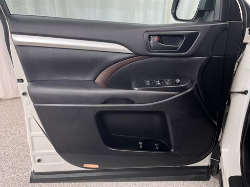 Used 2019 Toyota Highlander Plus AWD/4WD image 16