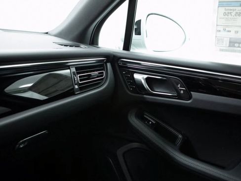 Certified 2025 Porsche Macan image 24