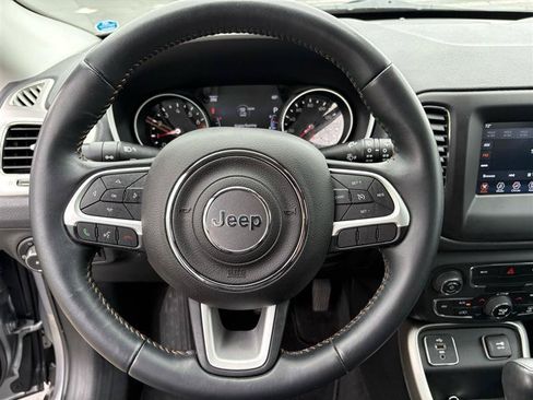 Used 2018 Jeep Compass Latitude w/ Popular Equipment Group FWD image 17