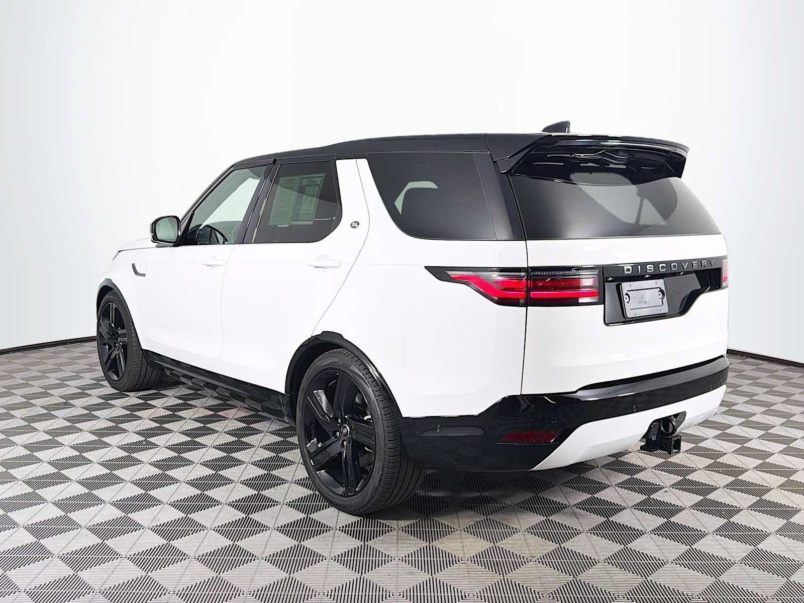 Used 2025 Land Rover Discovery Dynamic SE AWD/4WD image 7