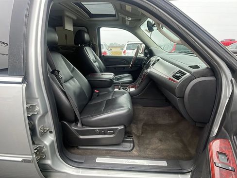 Used 2011 Cadillac Escalade EXT Premium image 25