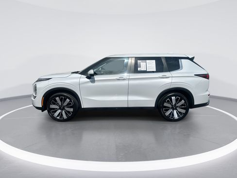 Used 2025 Mitsubishi Outlander SE FWD image 6
