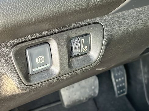 Certified 2023 GMC Acadia SLT image 13