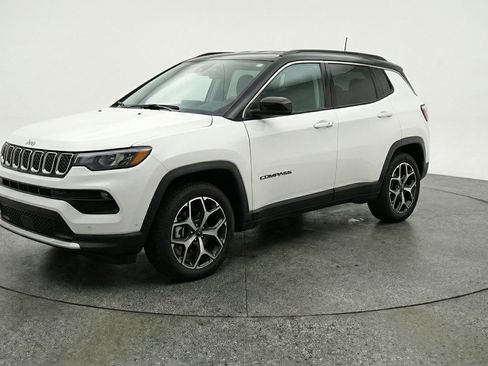 Used 2025 Jeep Compass Limited image 3